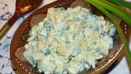 Салат » Домашний» с картофелем и зелёным луком.